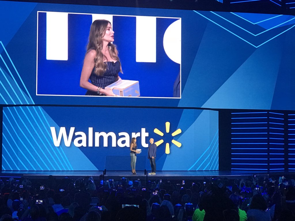 5newsjo's tweet photo. Sophia Vergara at Walmart Shareholders https://t.co/rS8V5plsU2