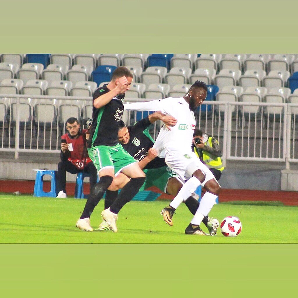 FBetra's tweet photo. I can give you my shirt tho if you want 😂🤣... something that never get old. Me vs 2 defenders as always 🤷🏾‍♂️🤷🏾‍♂️ https://t.co/nlfTfEWKtp
