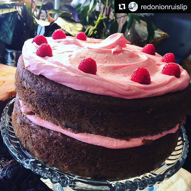 What a scrumptious looking raspberry and lemon vegan cake made by Alice @redonionruislip on the Ruislip Highstreet 🎂🧁🍰 Who wants a slice? 🙋🏼‍♀️
__________
#loveruislip #ruislip #redonionruislip #vegancake #hillingdon #vegandesserts bit.ly/2EXe7S2