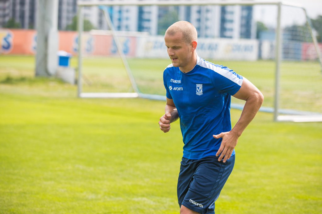 LechPoznan's tweet photo. 💬 - Został jeszcze tydzień do rozpoczęcia przygotowań, ale ja już wróciłem do Poznania, bo stęskniłem się za treningiem czysto piłkarskim. Przez ostatnie sześć miesięcy nie miałem ich za dużo. Teraz mogę w końcu ćwiczyć na 100% - mówi Tomasz Cywka 💪🏼 https://t.co/nP7veY172E