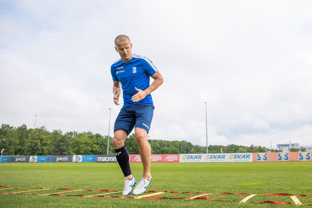 LechPoznan's tweet photo. 💬 - Został jeszcze tydzień do rozpoczęcia przygotowań, ale ja już wróciłem do Poznania, bo stęskniłem się za treningiem czysto piłkarskim. Przez ostatnie sześć miesięcy nie miałem ich za dużo. Teraz mogę w końcu ćwiczyć na 100% - mówi Tomasz Cywka 💪🏼 https://t.co/nP7veY172E