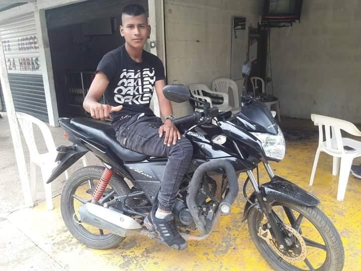 JFColombia's tweet photo. #ESMAD riot police yesterday killed indigenous activist, @Fensuagro1976 trade unionist and @ANZORC_OFICIAL member Jeferson Trochez Escue in southern #Colombia. While some reports said he was shot dead, others said he was wounded then beaten to death.

Jeferson was 16 years old. https://t.co/wXtEE0IjWM