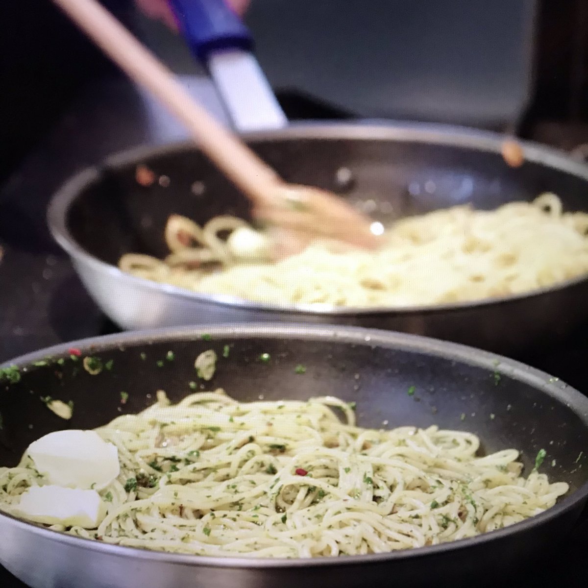 ハーモニカ A Twitter Netflix ザ シェフ ショー 思った以上に作って食べる番組だった 盛り付けとか気にせず手順もラフな感じが微笑ましい タイ料理のペーストから作るグリーンカレーめちゃ美味そう 映画 シェフ にも出てきたニンニク大量パスタも作ってみたい