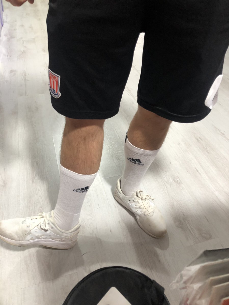 WilshawPete's tweet photo. Fantastic to catch up with my old pal @Aulternator today as he was collecting some kit! #alwaysinformative By all accounts there is a direct correlation with the higher your socks are pulled up the more you can lift! Your thoughts please? @SnrChorlton @thebreezieboy https://t.co/wM8YK056zI