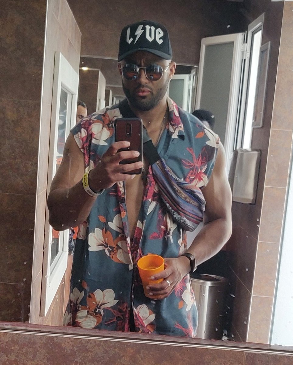 TheBigWavy_'s tweet photo. Looking real fragrant...
Big Wilf @wilfriedzaha should have me on the books to plug his merch ππ #LongLive #BigWavy https://t.co/PJxZVuuMtW