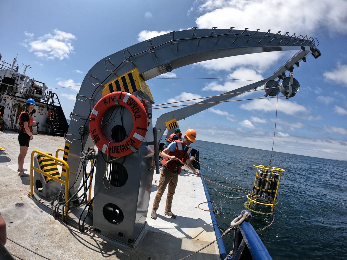 Scripps_Ocean's tweet photo. Students of oceanographer @fstraneo retrieve a CTD rosette from waters off #SanDiego during a recent cruise aboard Scripps' R/V Robert Gordon Sproul. ๐ข The @UCSanDiego undergrads also tested instruments they constructed in class this quarter. Learn more: https://t.co/XZATFqf0IF https://t.co/K36EaGCEBV