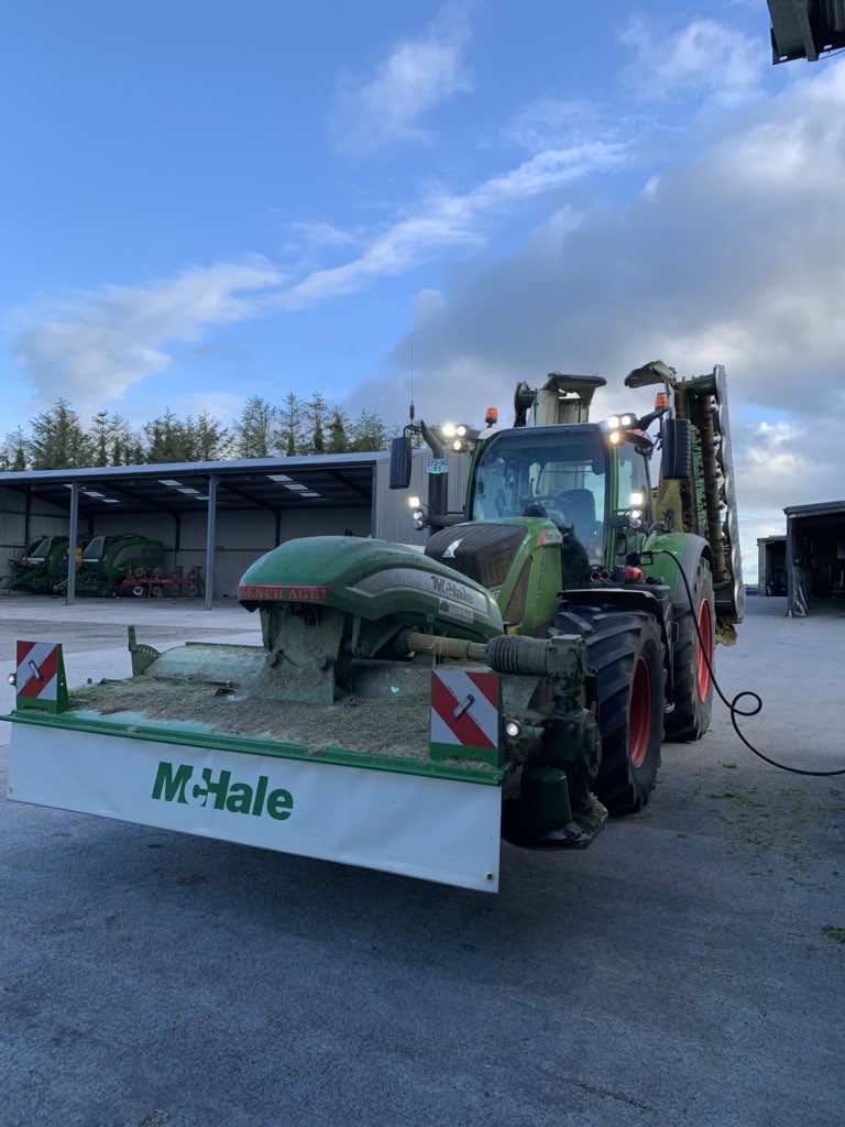 GDug11's tweet photo. When 400ish litres doesn’t do the day you would know there isn’t rain overhead! ##Silage19 #grasstomilk #aquickknocking #keephergoing https://t.co/o6KbdaxLrG