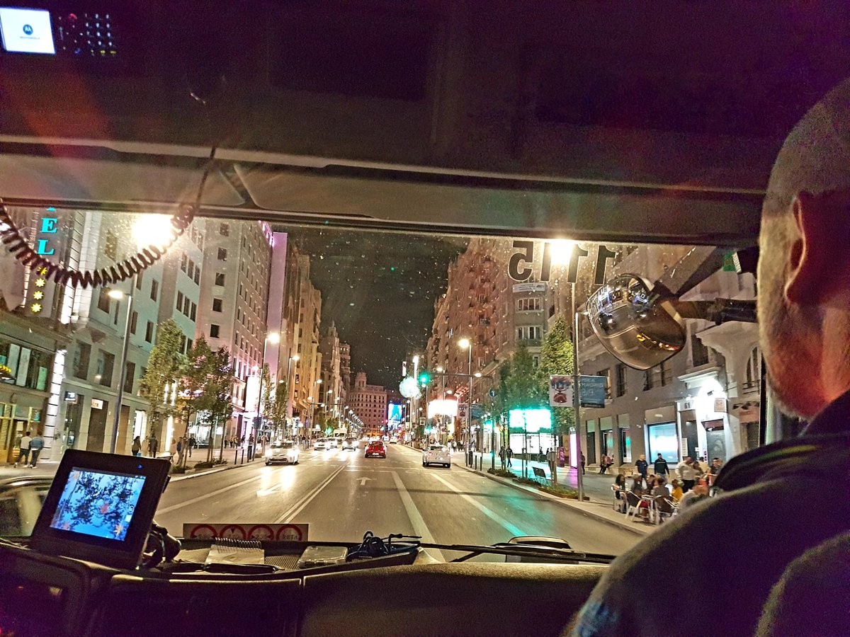 str782's tweet photo. Momentos de una guardia...cruzar Gran Vía de regreso al parque de bomberos.

#bomberosdemadrid
#parque1
#santaengracia https://t.co/KLKczhzBGh