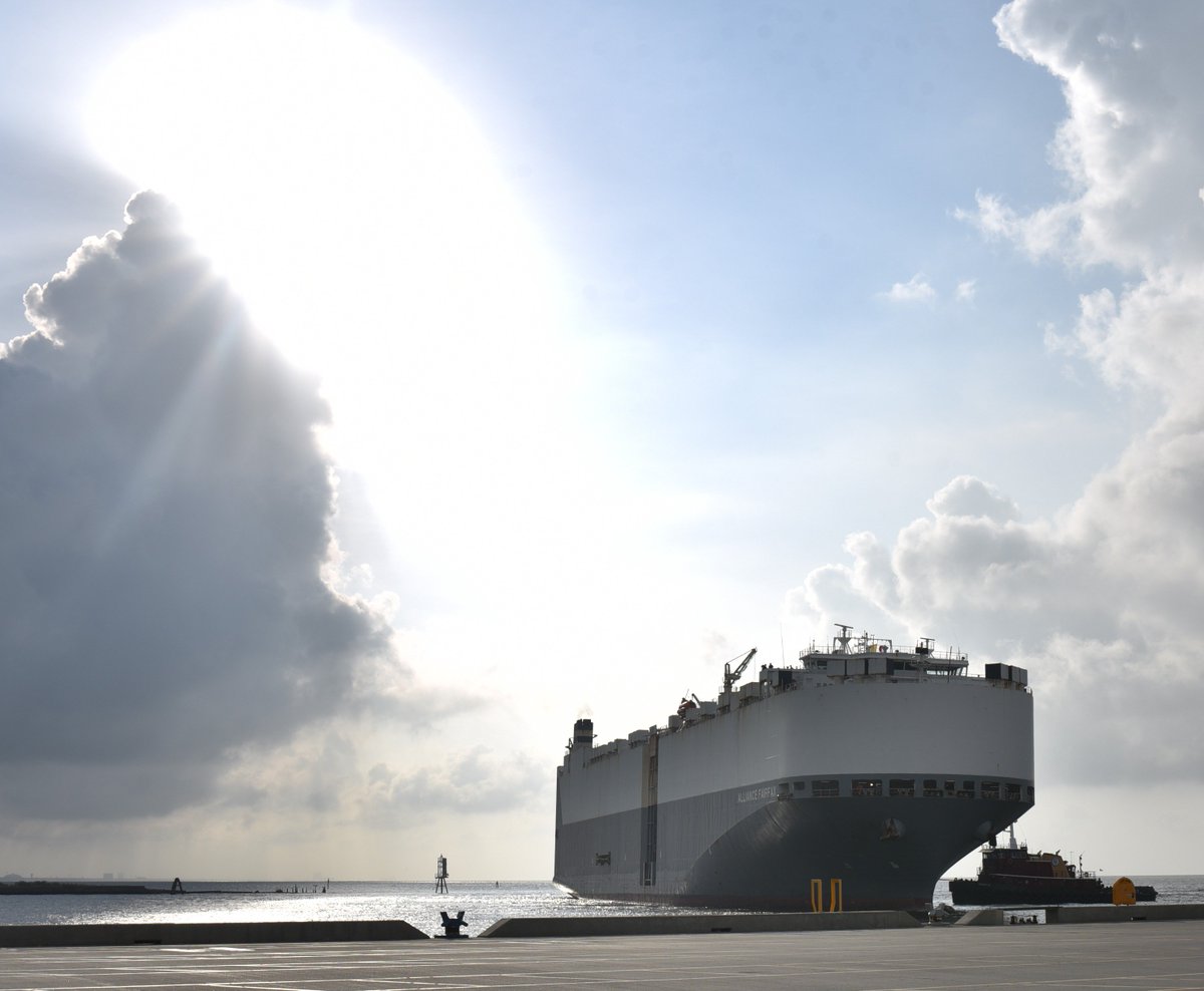 155ABCT's tweet photo. Vehicles and equipment return to Mississippi after a successful deployment in support of #OperationSpartanShield. Big thanks to the @842ndTransBN and @PortofGulfport for a smooth operation! It's great to have all our people and equipment back from the Middle East!
@US_TRANSCOM https://t.co/Ts4Ne6VDMp