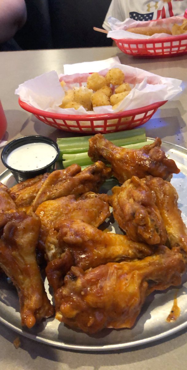 aure_b10's tweet photo. I love you @Pluckers ❤️ worth the 4 hour drive every single time #pluckyeah https://t.co/0suG40F0LY