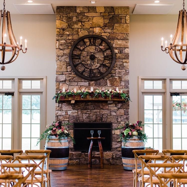 FoxtailCottage's tweet photo. A fall vineyard wedding displays classic elegance with hues of white and ivory, blush pink, deep reds, and textural greenery.
Venue: @kingvineyards 
#charlottesville #virginia #weddings #florals #decor #kingfamilyvineyards https://t.co/JrS255ulnY