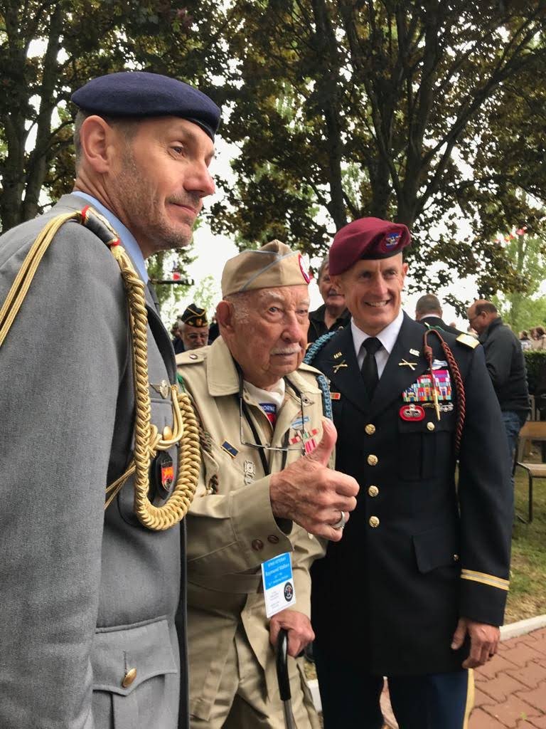 AllemagneDiplo's tweet photo. Recherchons tout ce qui nous unit. Écoutons le message qui émane des tombes : Peuples, soyez unis ! Hommes soyez humains. @bundeswehrinfo #75eDDAY #75DDAY #Normandie https://t.co/5uQMo6xRQG