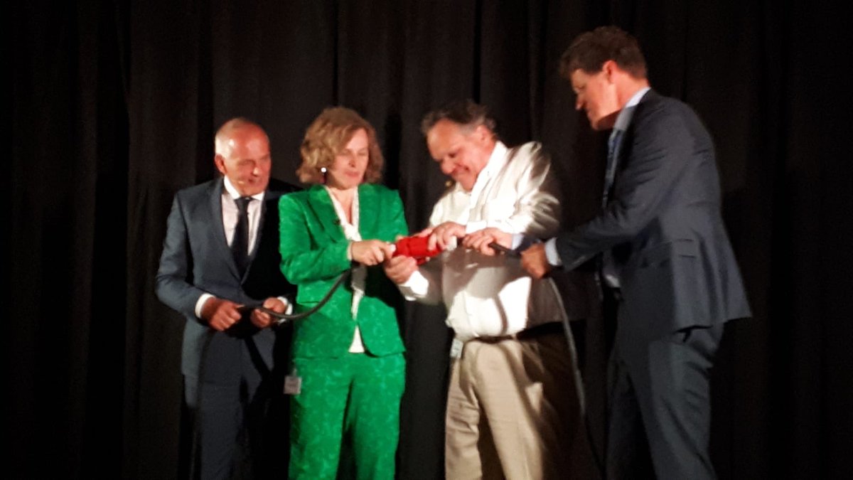 HenkBrinkDr's tweet photo. Vandaag heeft @DSMNederland in #Emmen @ChemClusEmmen een nieuwe productielijn geopend door @EdithSchippernl @evoosterhout voor specialty polymeer #Arnitel  gefeliciteerd #trots #Drenthe https://t.co/VQ96Ui2UlX