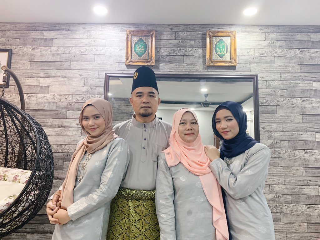 prxncessdxe's tweet photo. Mohamadโs family๐ธ #1steid #teamgrey https://t.co/r5xzYTNC5H
