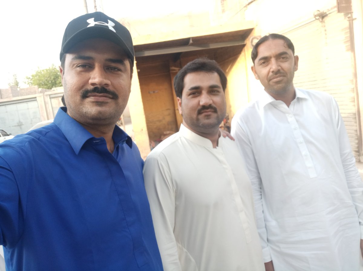 AhtishamQHala's tweet photo. Hala! Me With Dear Musrat Ali Jaffery, Dear Syed Mushee Shah and Dear Zahid Kaka at Makhdoom House Hala Office.
#PS58
@BBhuttoZardari
@zaman_makhdoom
@MakhdoomMehboob
#3rdDayEid https://t.co/KcrBTWIi2j