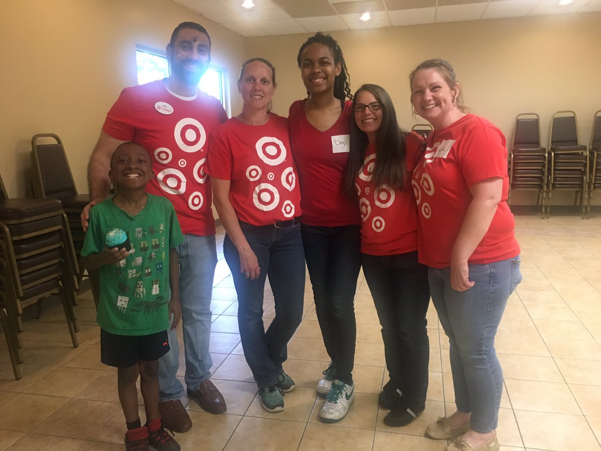 When you’re on vacation and your SD texts you pics of the team volunteering! 💕 #G195GivesBack #OneTeam #GetInvolved @T1286V <a href="/ValerieArnn/">Valerie Arnn</a> thank you for giving back to the community!! @RickyVargas2