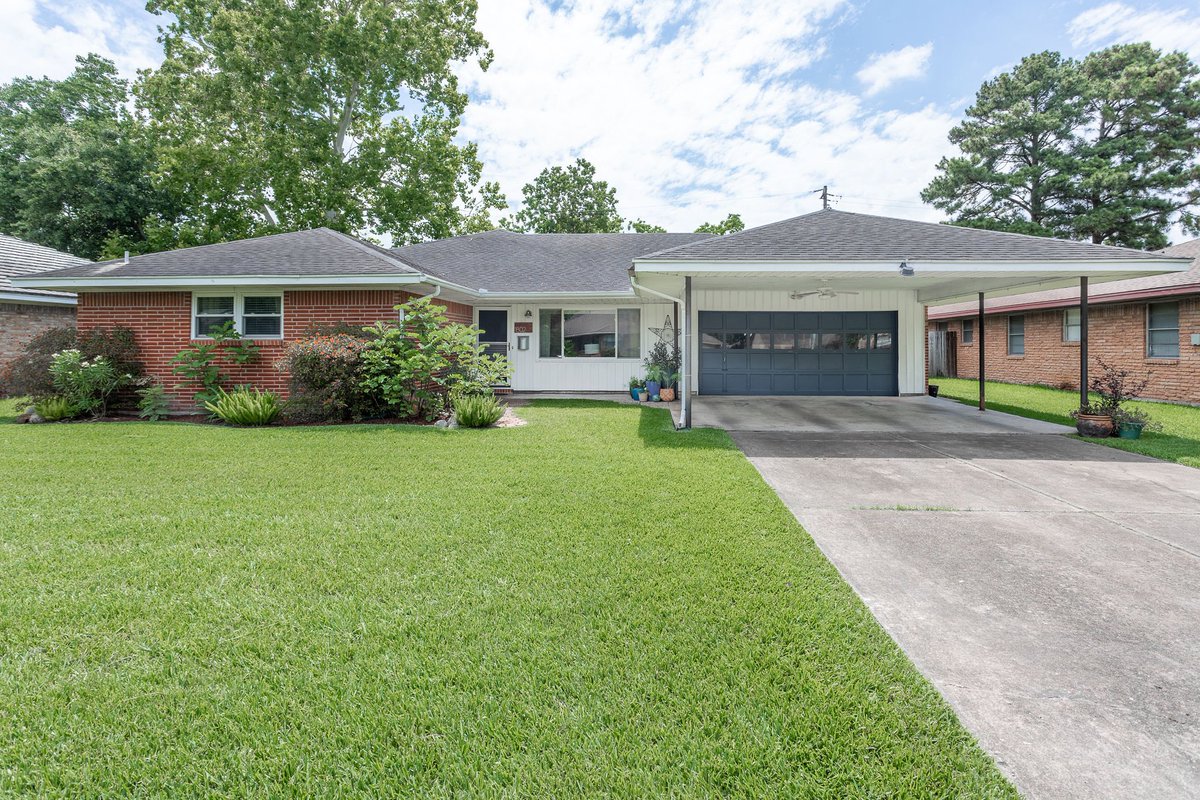 MoonBridgeMedia's tweet photo. This charming 1950's home features upgraded double pane windows and original hardwood floors! It's going to go fast!
Contact Jennifer Bonano TODAY to schedule a showing. 
https://t.co/E0X9nGsUzu…

#realestate #pasadenatx #home #forsale #kellerwilliams #kwhoustonpreferred https://t.co/Cc4qoJm1BU