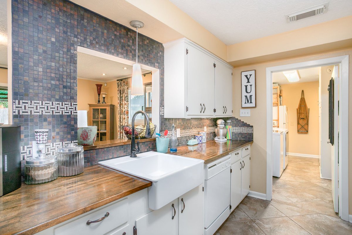 MoonBridgeMedia's tweet photo. This charming 1950's home features upgraded double pane windows and original hardwood floors! It's going to go fast!
Contact Jennifer Bonano TODAY to schedule a showing. 
https://t.co/E0X9nGsUzu…

#realestate #pasadenatx #home #forsale #kellerwilliams #kwhoustonpreferred https://t.co/Cc4qoJm1BU