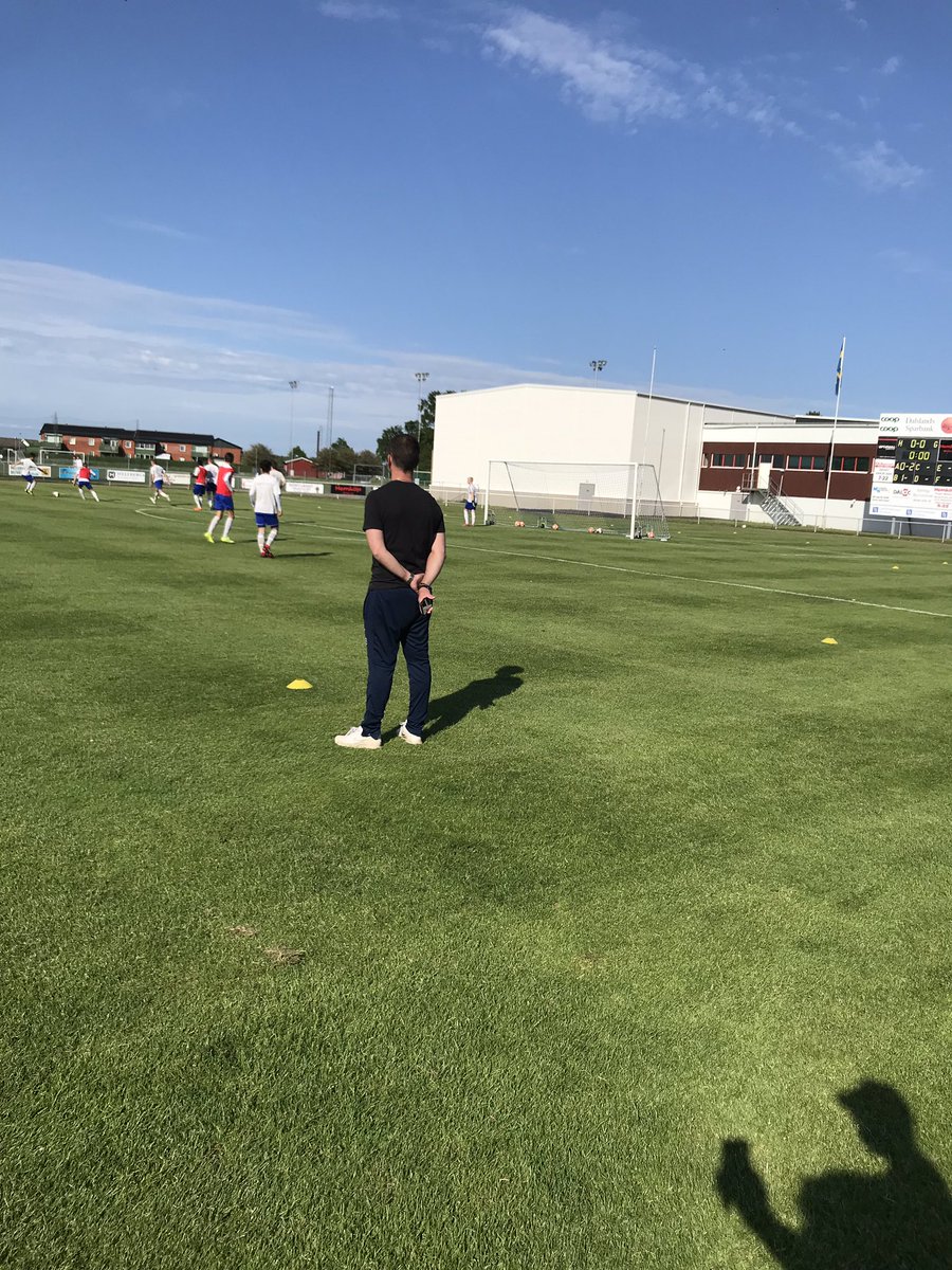 TCoster's tweet photo. Full fart på @MellerudsIF träning. Lennart ”Kral” (bild 2) tittar för sista gången på laget, efter hans beslut som inkom till fotbollssektionens ordförande Daniel Clarholm (bild 3) igår kväll. Tillförordnad huvudtränare blir Håkan Svenssom (bild 1) https://t.co/ivrrvqzcmv