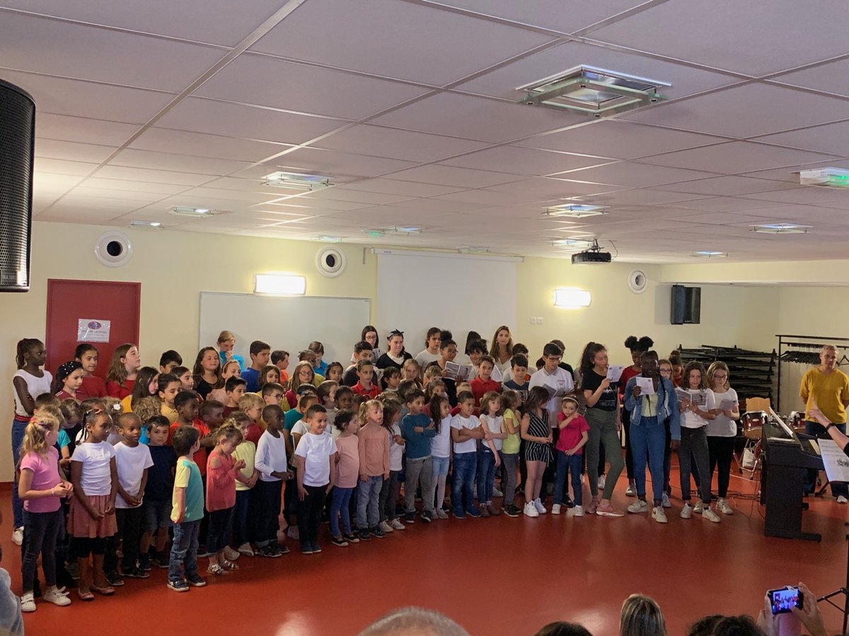 CollegeWeyer's tweet photo. Spectacle de chant au collège réunissant l'école G  Giraudoux
de Cusset (Élémentaire et Maternelle) et les deux classes de 6ème avec lesquelles elle est jumelée. Les parents sont venus nombreux. Heureux de les accueillir ! Très belle action REP. Merci aux coordinatrices ! https://t.co/lMgS7dP2yK