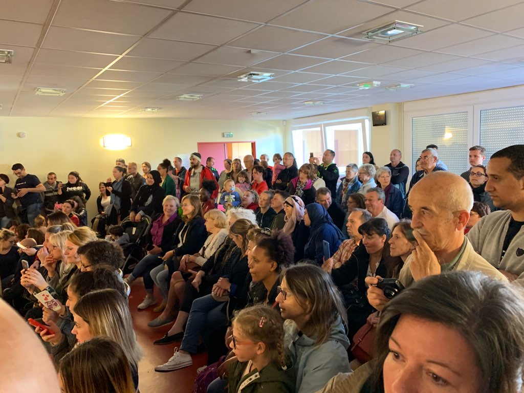 CollegeWeyer's tweet photo. Spectacle de chant au collège réunissant l'école G  Giraudoux
de Cusset (Élémentaire et Maternelle) et les deux classes de 6ème avec lesquelles elle est jumelée. Les parents sont venus nombreux. Heureux de les accueillir ! Très belle action REP. Merci aux coordinatrices ! https://t.co/lMgS7dP2yK