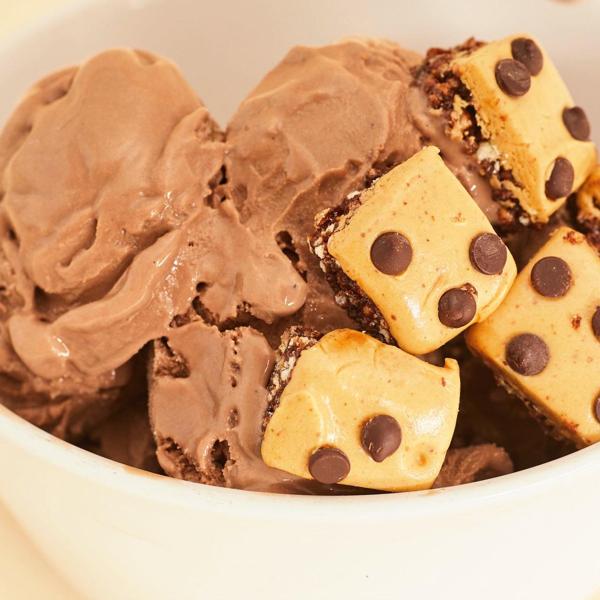 wolosnacks's tweet photo. A bowl where two high protein and low sugar snacks collide 😍 Its National Chocolate Ice Cream Day and we've created this WOLO x Halo Top bowl just for you! #WOLO #WOLOSnacks #WOLOWanderer #wanderbar #travel #vitaminC #fiber #antioxidants #halotop #chocolate #cocoa crunch https://t.co/Laqe0BvUOz