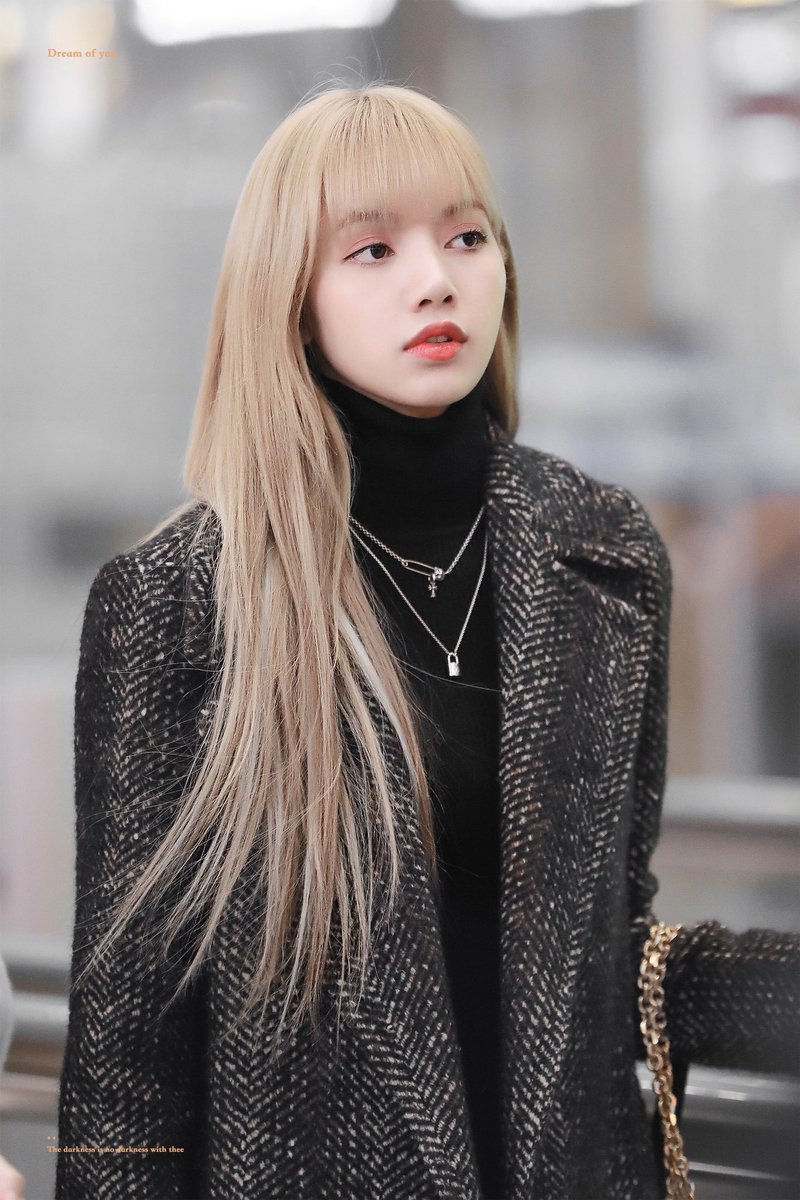 DeaAginta's tweet photo. Love you unnie#3YearsWithLisa https://t.co/0aNmWIWUGR