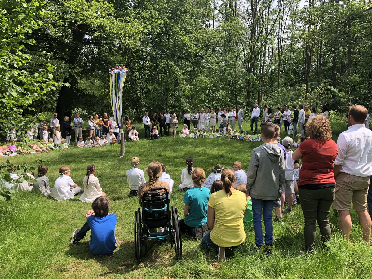 DeWindkanter's tweet photo. Vandaag vierden leerlingen en ouders van basisschool De Windkanter #vrijeschool #Hilversum het pinksterfeest met dans en gezang rond de meiboom. Met leerlingen van (V)SO Mytylschool De Kleine Prins als aandachtige toeschouwers
#Monnikenberg @Merem__ @GemeenteHsum https://t.co/t7ldEFtve2