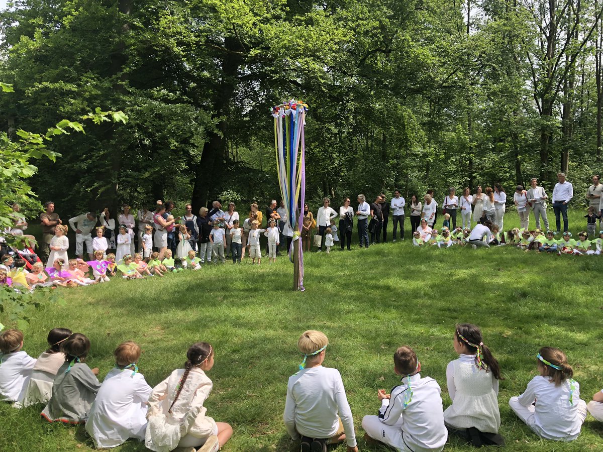 DeWindkanter's tweet photo. Vandaag vierden leerlingen en ouders van basisschool De Windkanter #vrijeschool #Hilversum het pinksterfeest met dans en gezang rond de meiboom. Met leerlingen van (V)SO Mytylschool De Kleine Prins als aandachtige toeschouwers
#Monnikenberg @Merem__ @GemeenteHsum https://t.co/t7ldEFtve2