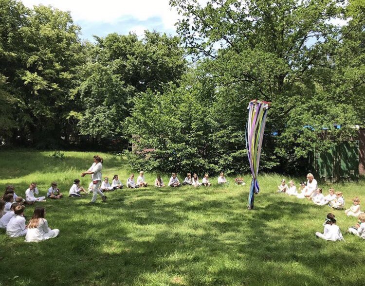 DeWindkanter's tweet photo. Vandaag vierden leerlingen en ouders van basisschool De Windkanter #vrijeschool #Hilversum het pinksterfeest met dans en gezang rond de meiboom. Met leerlingen van (V)SO Mytylschool De Kleine Prins als aandachtige toeschouwers
#Monnikenberg @Merem__ @GemeenteHsum https://t.co/t7ldEFtve2