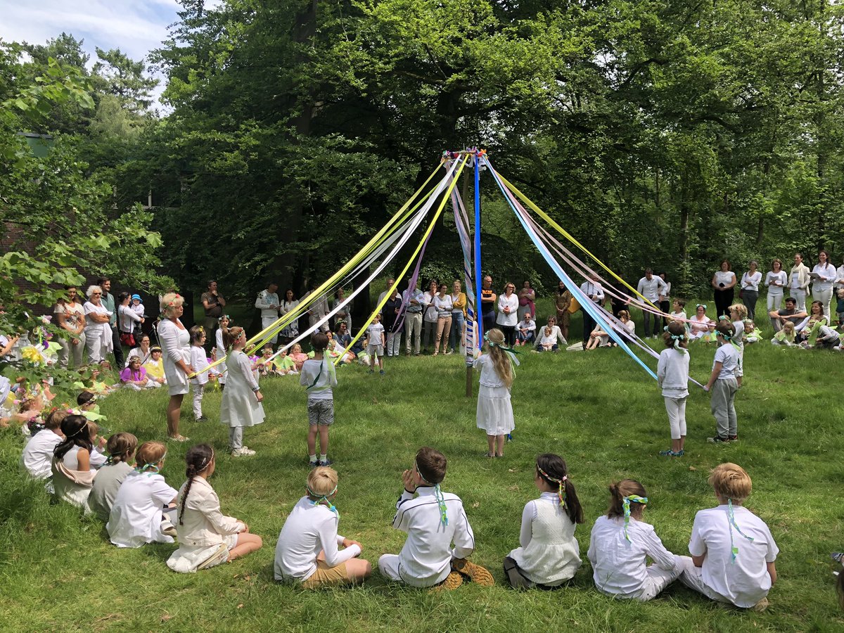 DeWindkanter's tweet photo. Vandaag vierden leerlingen en ouders van basisschool De Windkanter #vrijeschool #Hilversum het pinksterfeest met dans en gezang rond de meiboom. Met leerlingen van (V)SO Mytylschool De Kleine Prins als aandachtige toeschouwers
#Monnikenberg @Merem__ @GemeenteHsum https://t.co/t7ldEFtve2