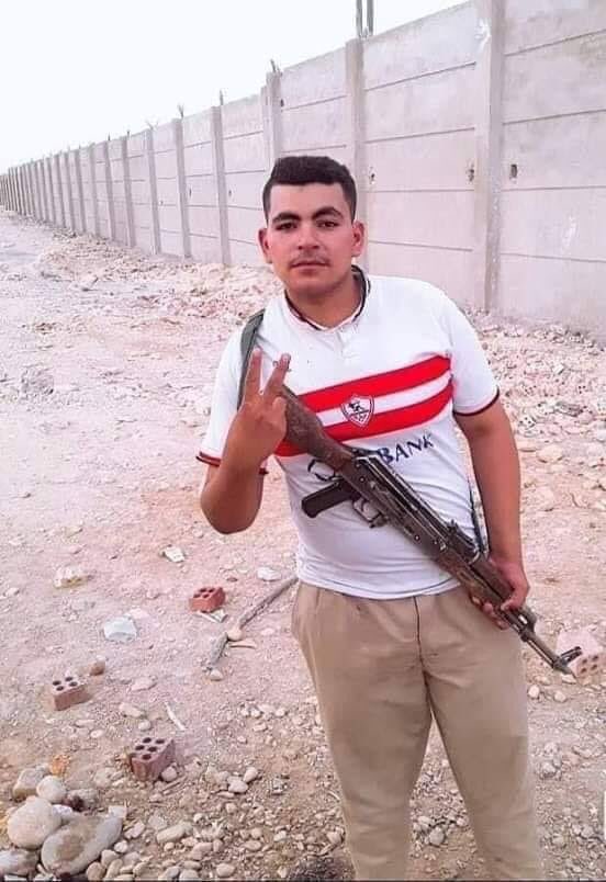 صوره ﻷحد شهداء سيناء بتيشرت الزمالك أصرت والدته علي نشرها للصحفيين في كل مكان وقالت كان بيحب مصر والزمالك💔💔