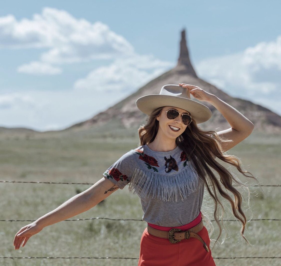 marisholsanchez's tweet photo. Cuando WESTDESPERADO compro uno de mis diseños de blusas, lloré y grite y baile de la emoción, JAMÁS CREI que eso fuera a Pasar.
Ahora es la segunda Vez q ella usa Las blusas MARIA MACHETES y es un sentimiento Increíble saber que tu esfuerzo y dedicación al final vale la Pena❤️ https://t.co/nYDxSvwhB2