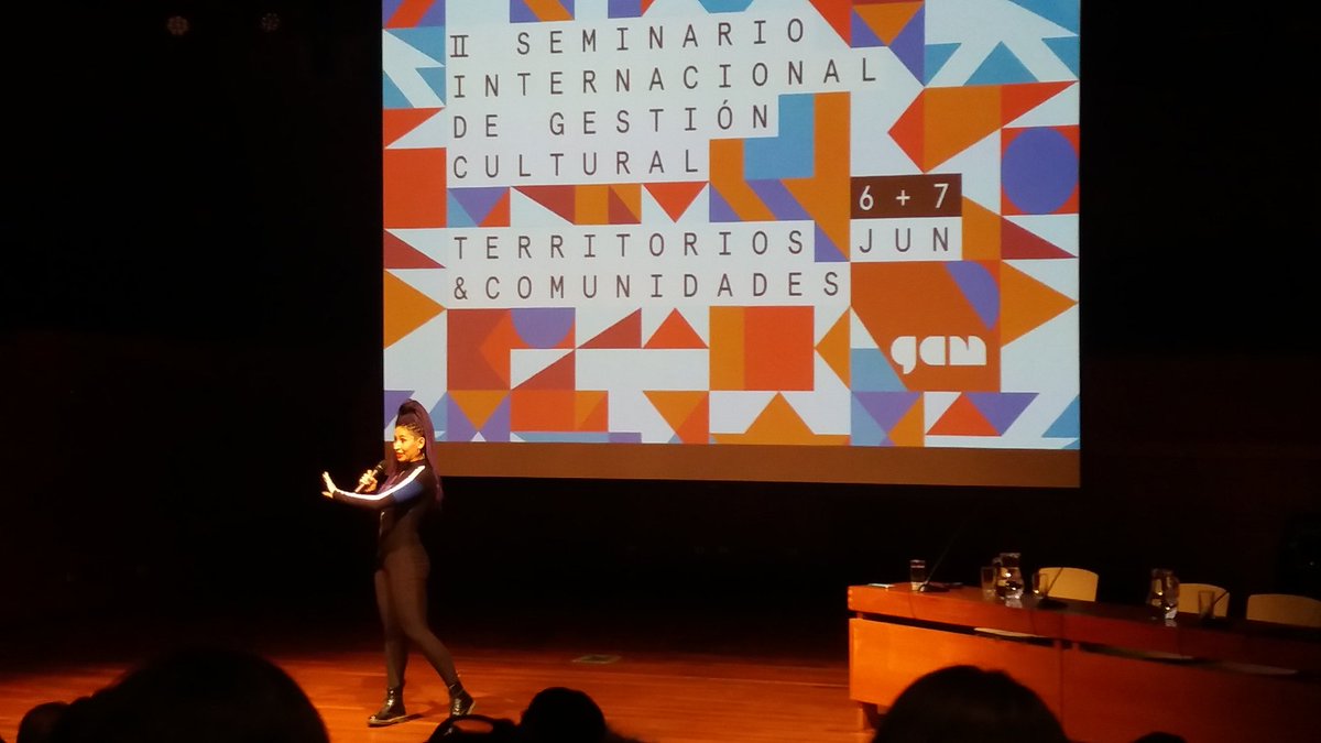 maneriquelme's tweet photo. "Intervención urbana que llena Santiago de alegría y de color" #comunidadGAM #LeonasProyect" se presenta ahora en #SeminarioGAM19 @centroGAM 👏👏👏 https://t.co/32KB5NJiUY