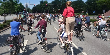 We_Love_Velo's tweet photo. Stark! Bis zu 2000 Räder heute auf der Straße bei der ersten @fff_hamburg #Fahrraddemo 

#fridaysforfuture #fff #klimasterik #klimawandel #fahrradfahren #carisover #welovevelo #hamburg #fahrradstadt https://t.co/H0Uasy3gk5