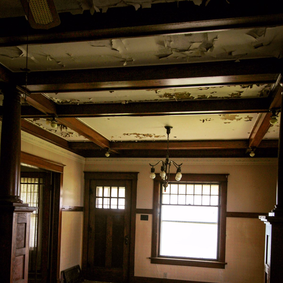 trishiewriter's tweet photo. For more about this house, read my post from yesterday. The wood inside is solid oak, and the glass in the doors are lead glass. #abandonednebraska #nebraska #abandonedfarm @rockbrookcamera https://t.co/cKly07cS7j