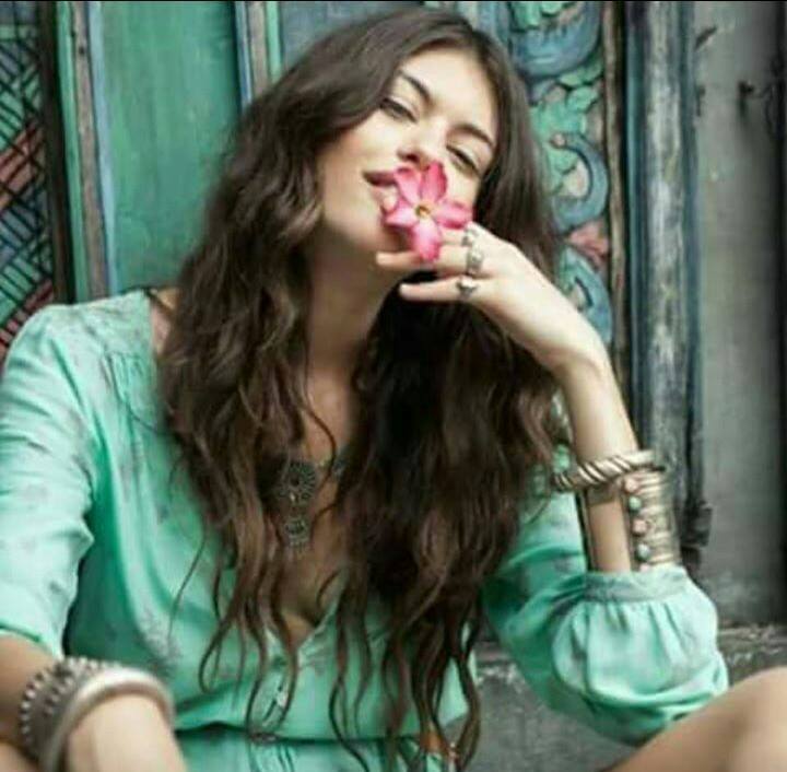 elleri sigara kokan adamlar
nefesi çiçek kokan kadınlara aşıktılar
bu yüzden her gün batımlarında yüzlerini
gülümsemeyle yıkadılar
...

#merhaba #gece