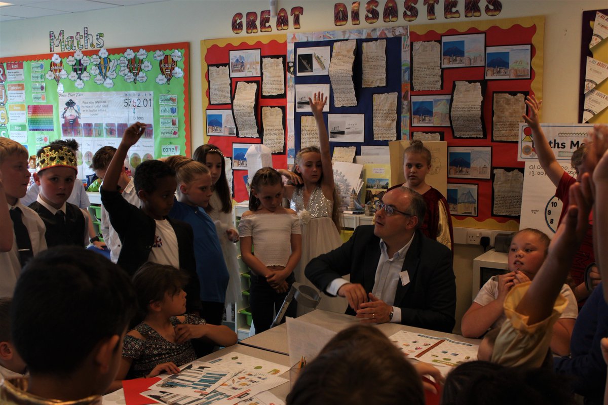 KickStart_Money's tweet photo. Thank you so much to @halfon4harlowMP for joining Year 4’s @KickStart_Money #financialeducation lesson, delivered by @MyBnk, at @KingsmoorHarlow today. Robert supported year 4 with their learning about current and #savings accounts to create the next generation of savvy savers! https://t.co/l3PmW3mR7F
