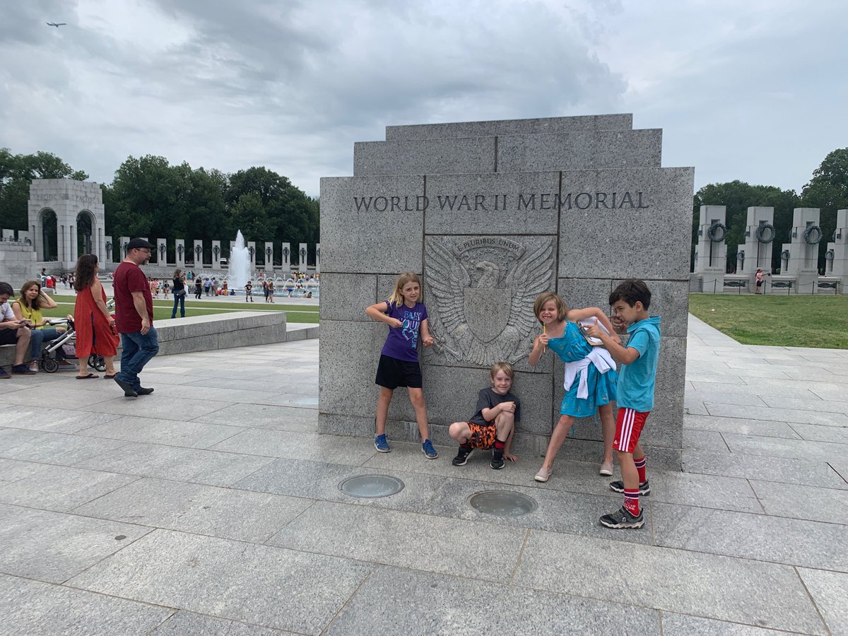 Honoring heroes at the WWII Memorial.  #roteam2 ⁦<a href="/MsRomeroAPS/">Ms. Romero's Class</a>⁩