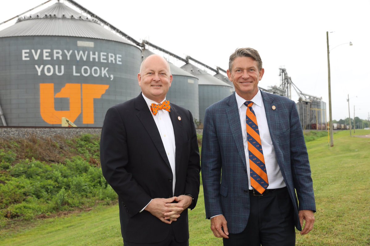 UT_President's tweet photo. In all 95 counties, “Everywhere you look, UT” couldn’t be more true! Today we unveiled our second #everywhereut mural in Weakley County, and we couldn’t have done it without the help of @utmartin and @KC4UTM as well as the Fowler & Robinson families. Thank you all!
#utmurals https://t.co/9Umws1BBYH