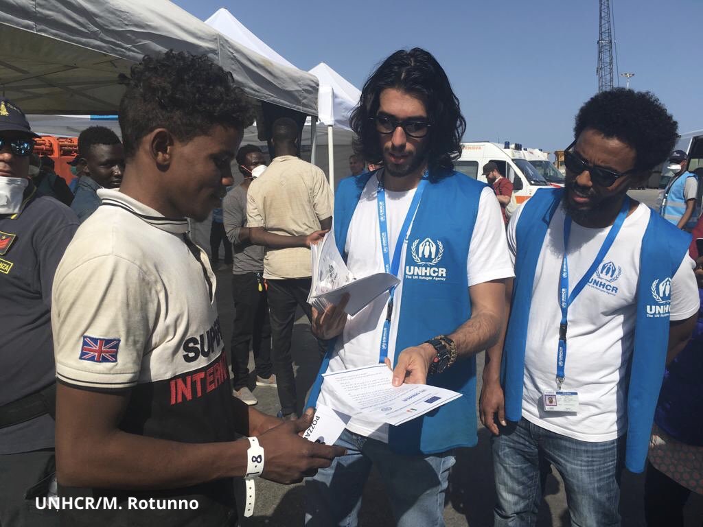 UNHCRItalia's tweet photo. Il team a #Pozzallo accoglie le 62 persone soccorse da #Asso25 dopo almeno due giorni alla deriva in alto mare.

Più di 1 persona ogni 6 ha perso la vita quest’anno nella traversata infernale del Mediterraneo Centrale. Oggi più che mai urge garantire i soccorsi in mare. https://t.co/oWg9ZpvKh0