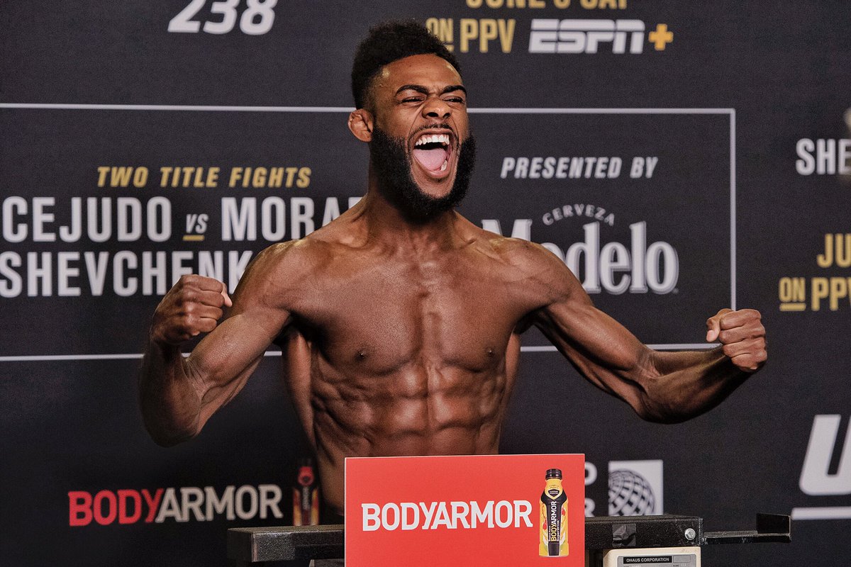 funkmasterMMA's tweet image. Don’t ever let anyone stop you from chasing your dreams! Championship Weight! 🎒
•
#DreamChaser #HumanBackPack #UFC238 #PlayItCool