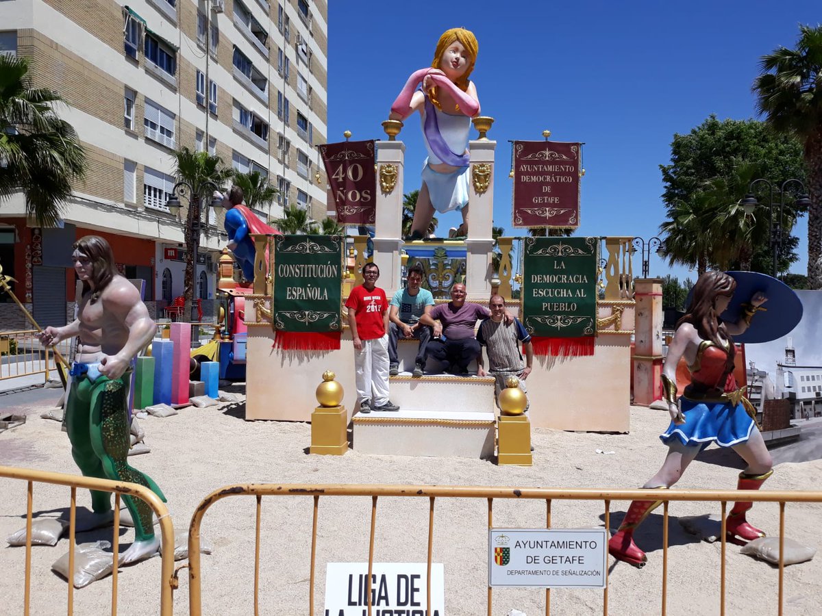 "La Democracia escucha al pueblo" Chamá 2019 que hemos realizado para nuestra querida Getafe. 
En ella rendimos honor al Aniversario de la Constitución española, personificando la Democracia sobre una interpretación de la escalera de las Cortes de Cádiz.
carrozassanchez.com
