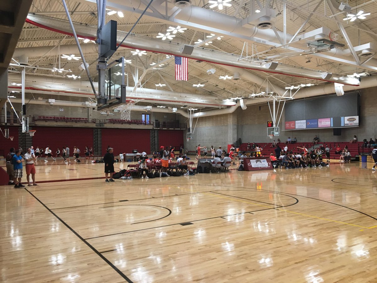 bacari34's tweet photo. Team camps are in full effect! Young people playing hard for their teams. #BorylaTeamCamp #DUBasketball https://t.co/w3ukjlMAyk