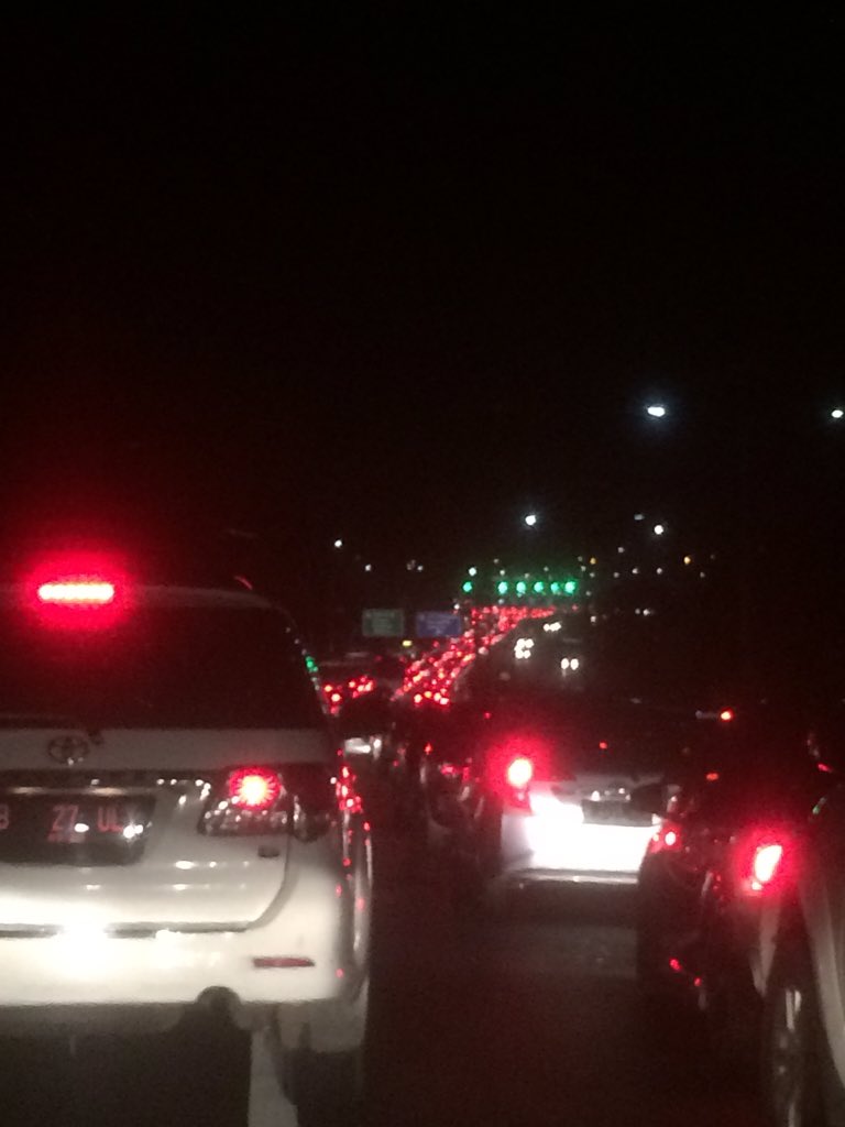 Macet sejak km 71 ke arah pintu tol baru kalihurip utama 2. Tol cileunyi arah cikampek.
#arusbalik2019 #InfoBalikElshinta