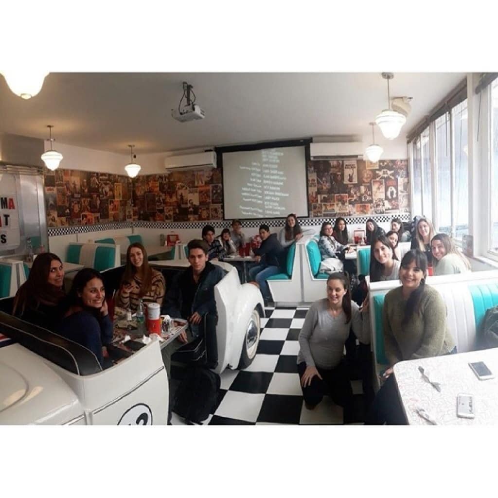 Extension_UPE's tweet image. El jueves 30 de mayo los estudiantes de accessprogram🙋🏼‍♀️🙋🏻‍♂️ hicieron una visita a un típico restaurante 🍔🍟🥓 americano de los años 50 con el fin de vivir una experiencia para vivenciar un poco su cultura a través de la gastronomía👨🏻‍🍳👩🏽‍🍳 
 #UPE2019  #extensiónupe #accessprogram