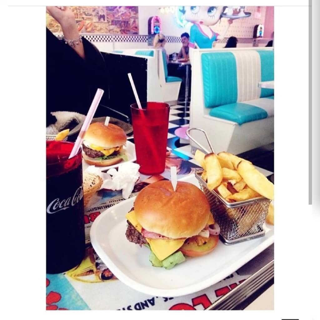 Extension_UPE's tweet image. El jueves 30 de mayo los estudiantes de accessprogram🙋🏼‍♀️🙋🏻‍♂️ hicieron una visita a un típico restaurante 🍔🍟🥓 americano de los años 50 con el fin de vivir una experiencia para vivenciar un poco su cultura a través de la gastronomía👨🏻‍🍳👩🏽‍🍳 
 #UPE2019  #extensiónupe #accessprogram