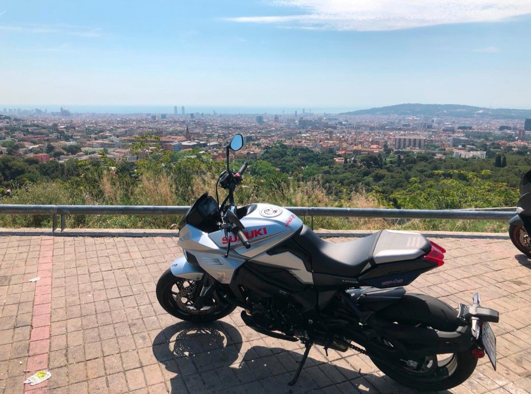 GaaassssNews's tweet image. El passat dimarts vem provar l&apos;exclusiva Suzuki Katana de la mà de @Maquina_Motors Brusi. Una moto espectacular, amb molta tecnologia. Un &quot;reboot&quot; interessant que torna a la vida després de 38 anys del seu naixement. #Suzuki #Katana #RideTest #Barcelona&quot;