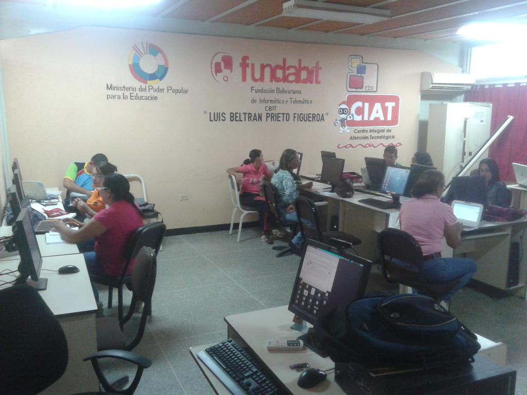 jpcbit_trujillo's tweet photo. @RCcbit_trujillo @SaIaTrujillo Encuentro del PNFA Directores y Supervisores en el CBIT LBPF CANDELARIA. LB Guamas. https://t.co/kFTn8MjzHY