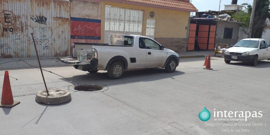 Interapass's tweet photo. #Trabajandoparati En esta época de lluvias se ha implementado un programa emergente de 24 hrs con trabajos de desazolve con apoyo del camión hidráulico vactor y nuestra cuadrilla de varilleros. Exhortamos a la población a no tirar basura para que los drenajes no colpasen . https://t.co/Uks0twVV5H